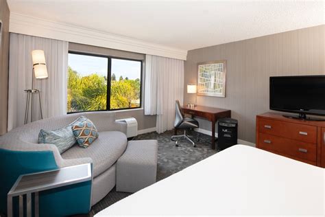 Oakland Airport Hotels - Photos | Courtyard Oakland Airport