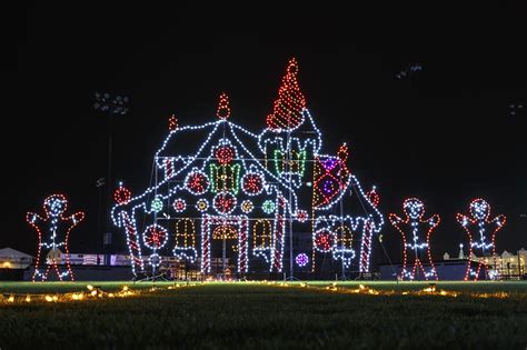 4 Drive-Thru Holiday Light Displays in Texas - The News Wheel