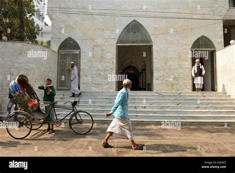 Bangladesh Dhaka (Dacca) Old Dhaka one of the 700 mosque of the city Stock Photo - Alamy