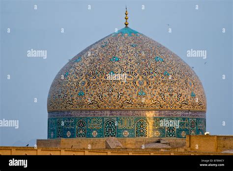 Dome of Sheikh Lotfollah Mosque in Imam Square in Esfahan Iran Stock Photo - Alamy