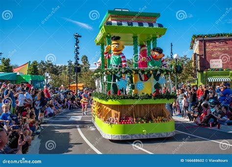 Bert and Ernie in Sesame Street Christmas Parade at Seaworld 2 ...