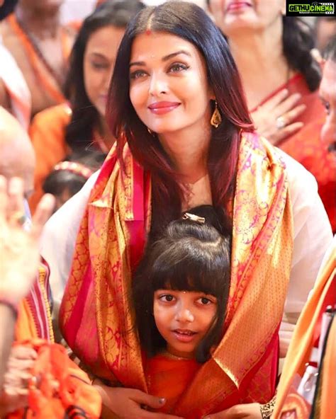 Aishwarya Rai Instagram - Me n Mine at GSB Ganpati Darshan. 🌺 🙏 🌺🙏 - Gethu Cinema