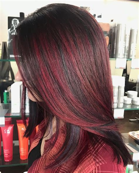 Schwarzes Haar mit Burgunder Highlights Black Hair With Red Highlights, Dark Burgundy Hair, Hair ...