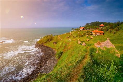 Jarang Diketahui Turis, Pantai Menganti Punya Banyak Spot Swafoto ...