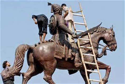 Controversy over new Shivaji statue for Mumbai