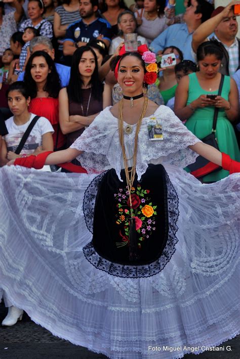 Traje tradicional jarocha | Traje de mariachi mujer, Vestidos tipicos ...