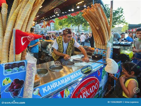 Dondurma Ice-cream Seller Dressed in Traditional Turkish Costume Editorial Stock Image - Image ...