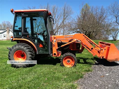 4x4 Kubota Loader Tractor / Attachments