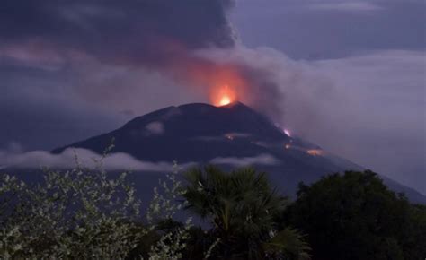 Gunung Berapi Meletus Di Indonesia, Memuntahkan Abu Dan Asap Setinggi 4 Km Ke Langit - Riau24