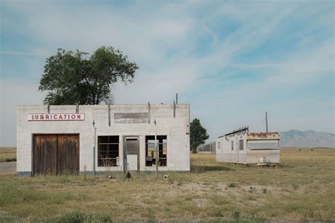 Hasn't been an oil change here for a bit. Atomic City, Idaho. : r ...