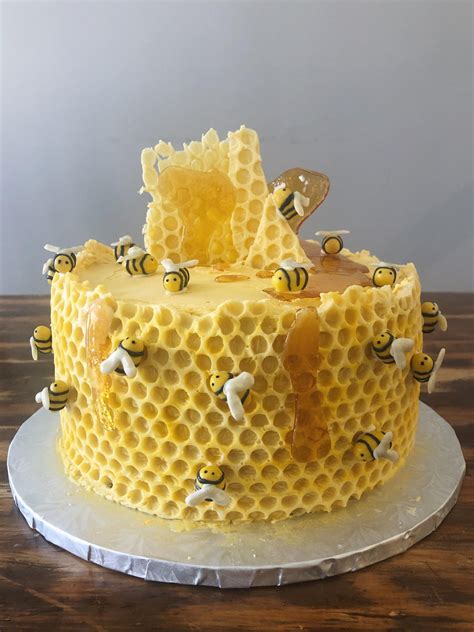 Bee cake! : r/HelloInternet