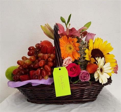 Canasta con flores y frutas | Cestas de frutas de regalo, Canasta de ...