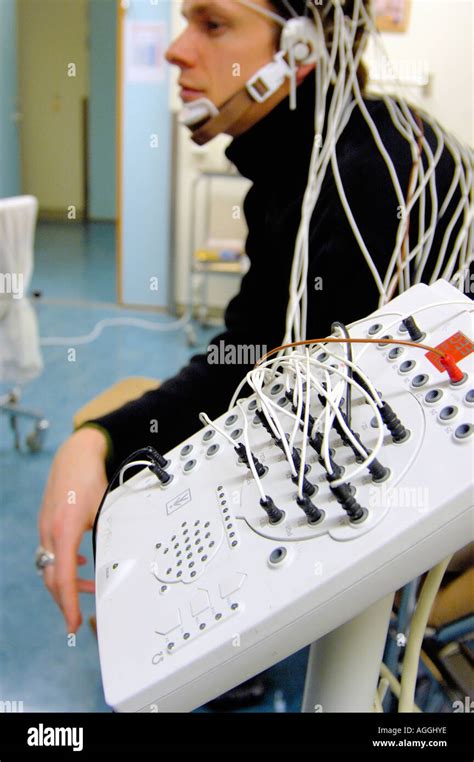 Measuring brain waves eeg machine hi-res stock photography and images - Alamy