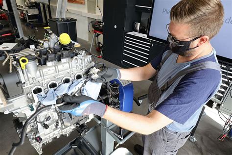 Umschulung zum Kfz-Mechatroniker in bundesweitem Pilotprojekt in Neuss