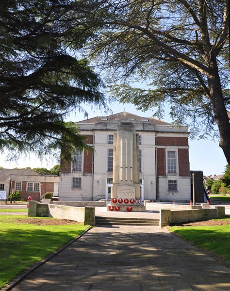 War Memorial and Memorial Hall - Barry © Mick Lobb cc-by-sa/2.0 :: Geograph Britain and Ireland