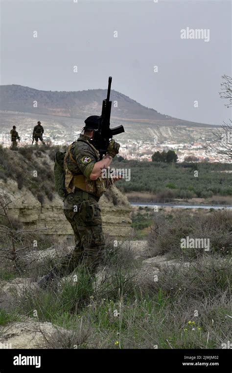 Army soldier performing military maneuvers on the battlefield Stock Photo - Alamy