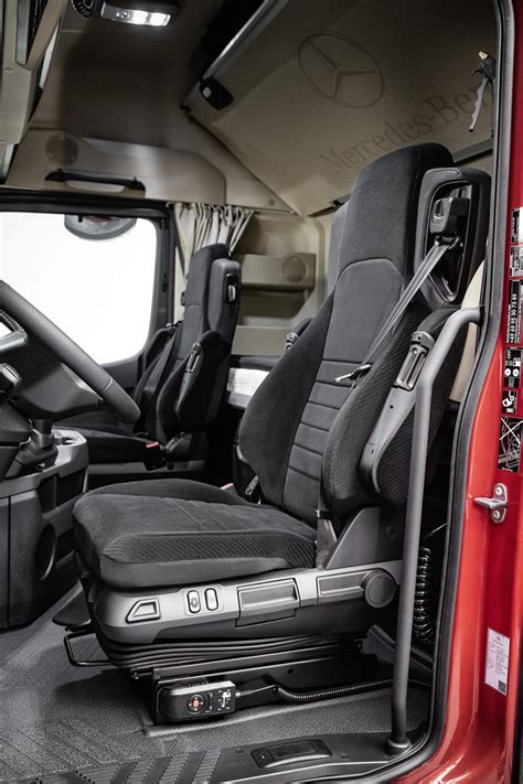 Mercedes unveils the new Actros L series, its “largest and most equipped” models | trans.info