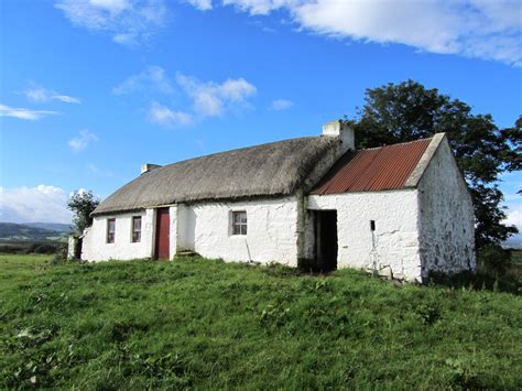 Logan’s Cottage, Culdaff. County Donegal c.1800 - CURIOUS IRELAND