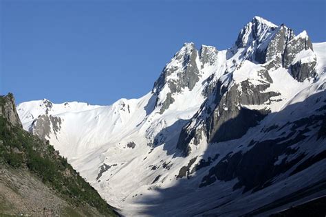 Sonmarg : A lush meadow with spectacular views of the Harmukh range