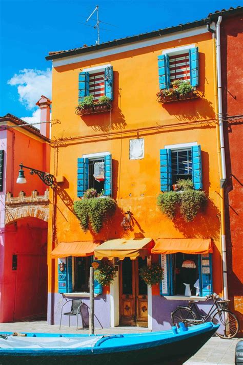 Colourful houses in Burano, Italy Day Trips From Venice, Rainbow Island ...