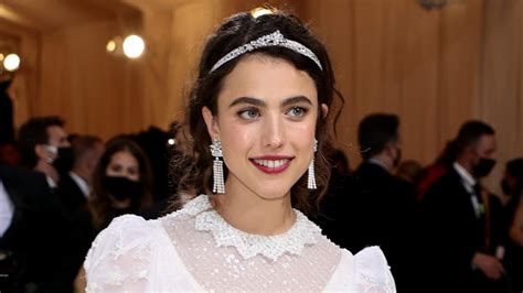 Margaret Qualley sposa in ballerine: i due abiti bianchi per il ...