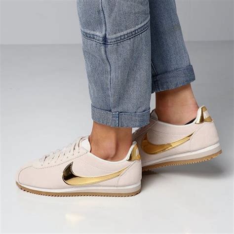 Pin by P E N D E J A on Shoes | Nike cortez women, Classic cortez, Athleisure shoes