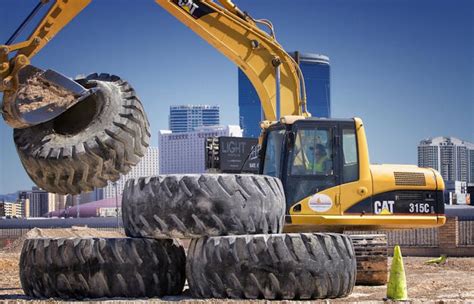 Big Dig Excavator Driving Experience | Dig This Vegas