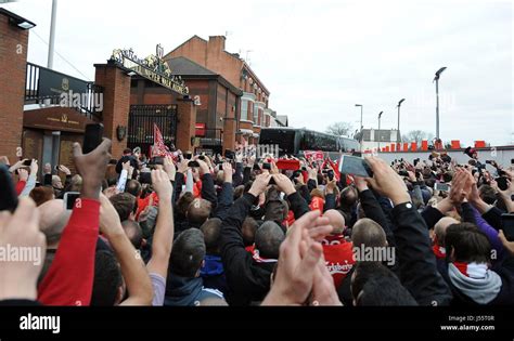 THOUSANDS OF LIVERPOOL FANS WE LIVERPOOL FC V MANCHESTER CITY ANFIELD LIVERPOOL ENGLAND 13 April ...