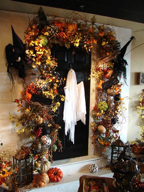 35 Awesome Halloween Front Door Ideas | HomeMydesign