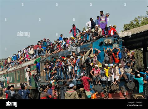 Overcrowded train loaded with pilgrims at the end of Bishwa Ijtema ...