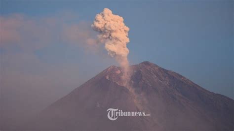 Update Erupsi Gunung Semeru: Terjadi 18 Gempa Erupsi di Siang Ini ...