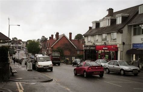 The Street, Ashtead (view SW) © Thomas Grant cc-by-sa/2.0 :: Geograph Britain and Ireland