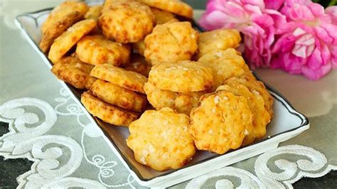 Sharp Cheddar Cheese Crackers | The Fancy Pants Kitchen