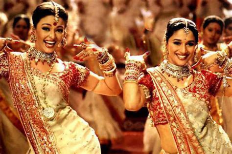 Aishwarya Rai and Madhuri Dixit 'Dola Re Dola' dance turns into 'Waka Waka'