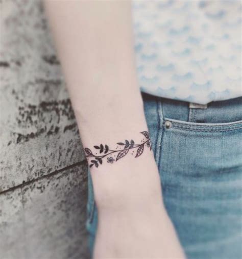 50+ Simple Minimalist Tattoo Ideas For Women Who'll Want To Ink ...