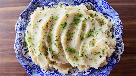 Garlic Mashed Potatoes Recipe | Ree Drummond | Food Network