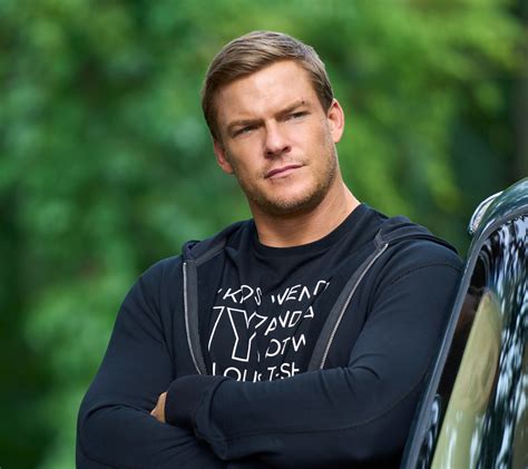 900x800 Resolution Alan Ritchson Reacher HD 900x800 Resolution Wallpaper - Wallpapers Den