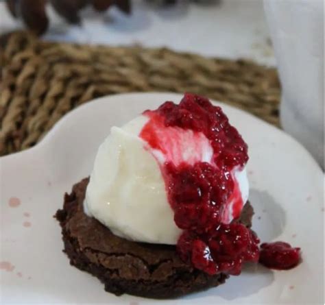 Brownie con helado y frutos rojos | El Territorio