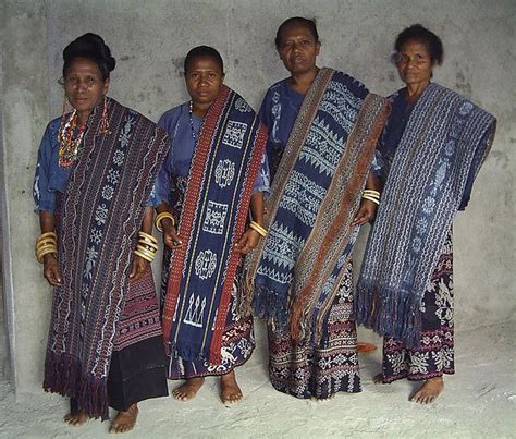 INDONESIA PHOTO. FLORES ISLANDS NATIVES, DRESSED WITH IKATS. | Indonesian clothing, Native ...