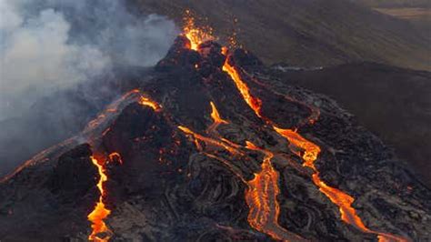 Volcanic Eruption in Iceland Sends Rivers of Lava Flowing (PHOTOS ...