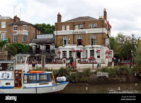 White cross richmond pub hi-res stock photography and images - Alamy