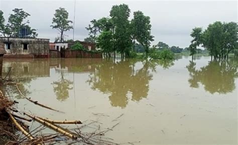 Bihar: Flood-Hit People Forced to Take Shelter on Embankments, National Highways | NewsClick