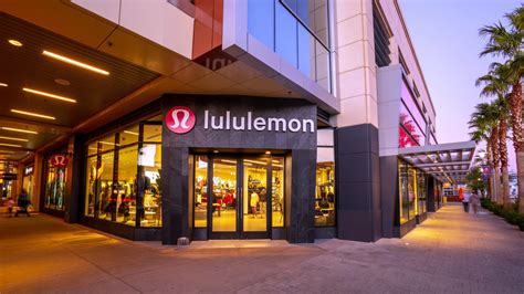 lululemon downtown calgary hours today