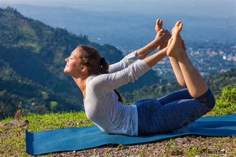 Mujer haciendo ashtanga vinyasa yoga asana dhanurasana - pose de arco ...