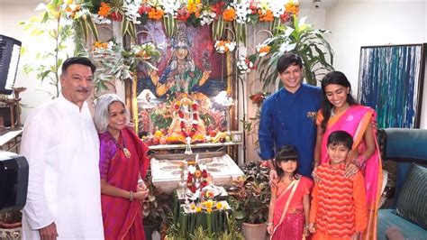 Vivek Oberoi With Father Suresh Oberoi And Family For Ganpati Aarti On Ganesh Chaturthi 2019 ...