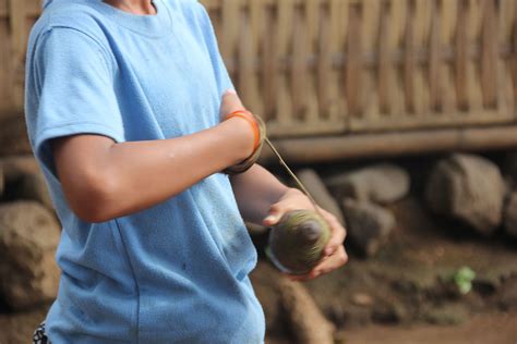 Gasing, Permainan Tradisional Yang Masih Bertahan Hingga Sekarang - Cultura Magazine