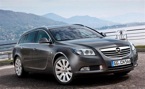 Opel Insignia Sports Tourer Photos and Specs. Photo: Opel Insignia ...