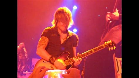 Keith Urban Guitar solo, Omaha, Light The Fuse Tour Oct. 18, 2013 - YouTube