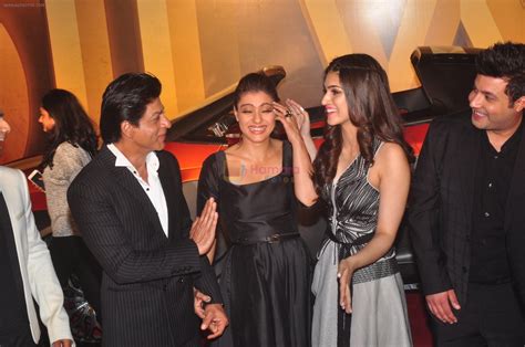 Shahrukh Khan, Kajol, Varun Dhawan, Kriti Sanon,Varun Sharma at Dilwale Trailor launch on 9th ...