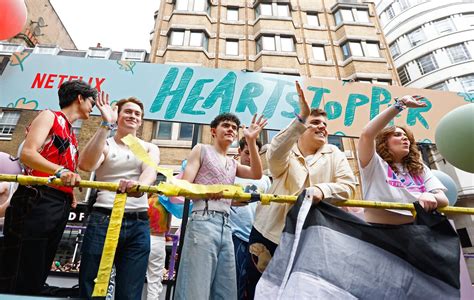 'Heartstopper' cast give middle finger to anti-LGBTQ+ protesters at ...